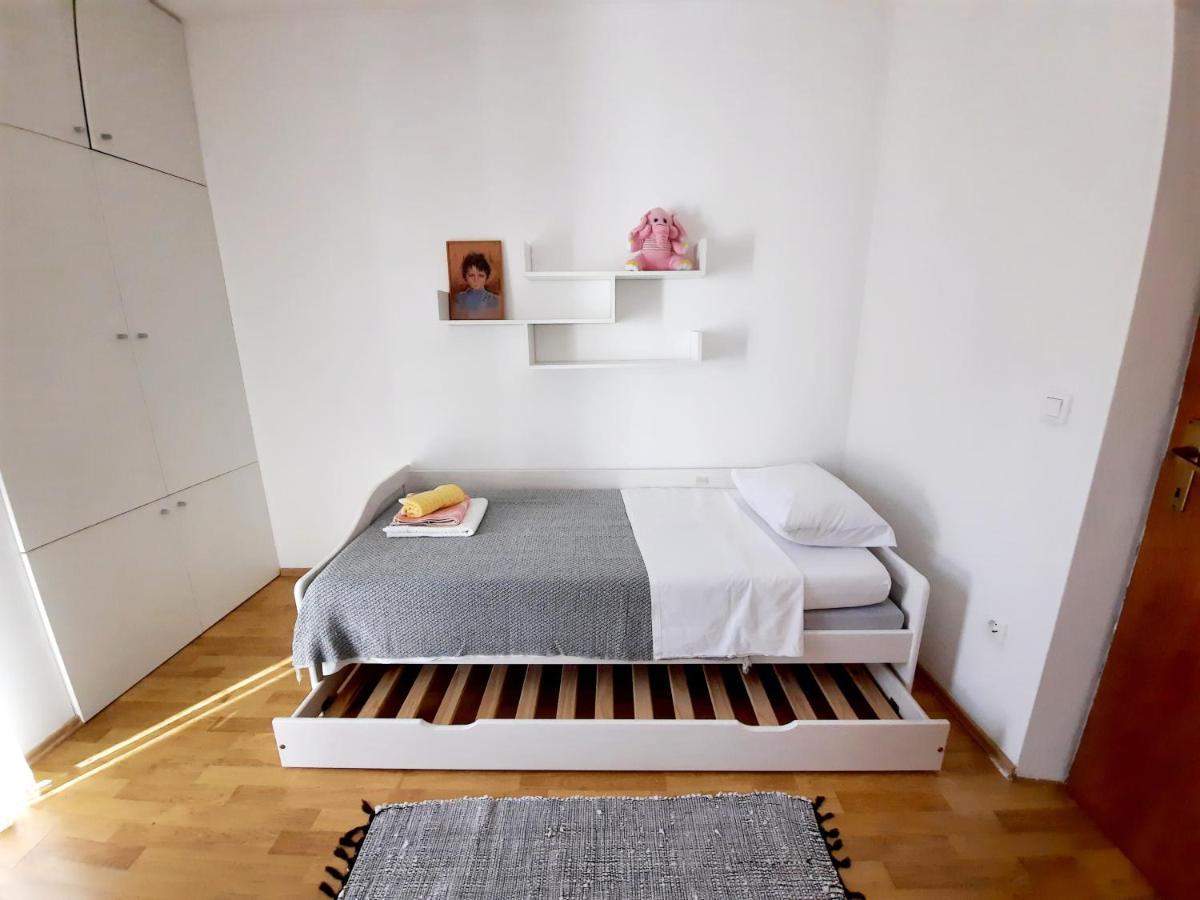 Lovely 3-Bedroom Apartment With Breathtaking View Dugi Rat Exterior photo